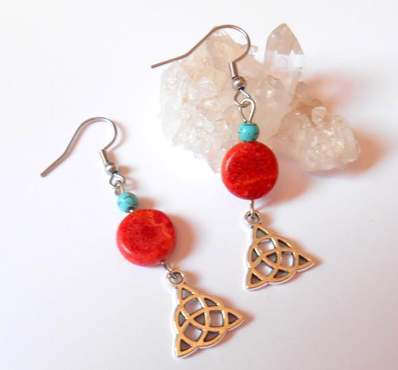 Brinco Coral esponja Turquesa triquetra e aço inox