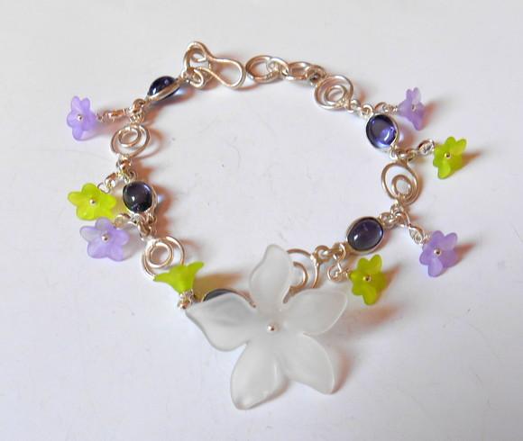 Pulseira prateada cristais e flores