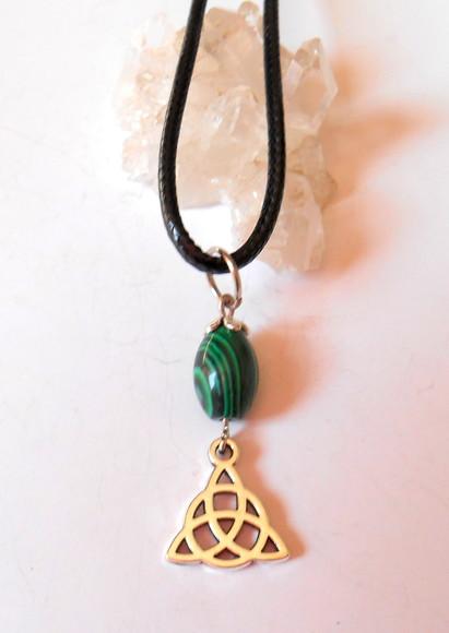 cordão colar com malaquita e triquetra