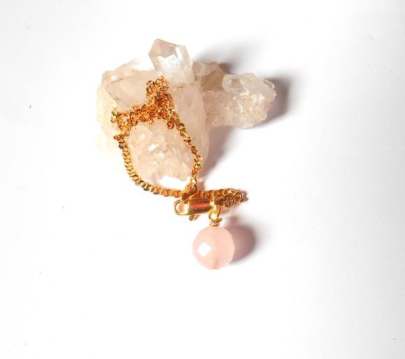Pulseira folheada a ouro com quartzo rosa facetado