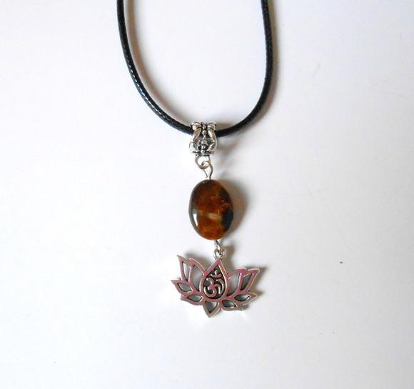 Cordão Colar com Pingente Olho de Tigre e Flor de Lotus