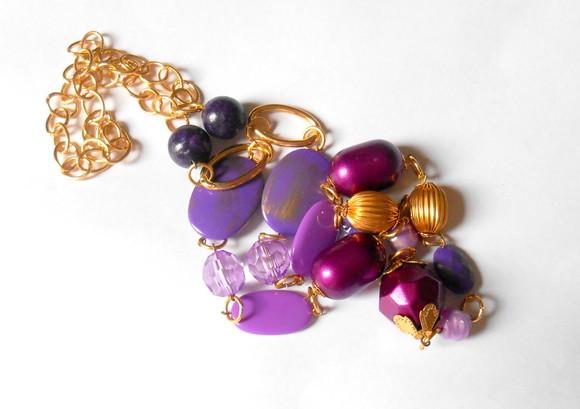 Colar dourado com contas resina