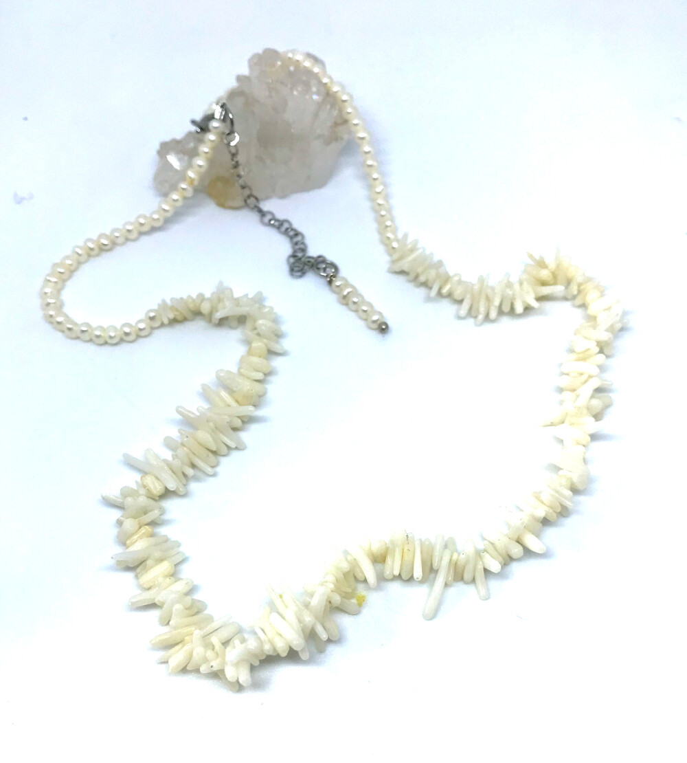 Colar Choker com Coral em Gravetos Perolas e Aço Inox