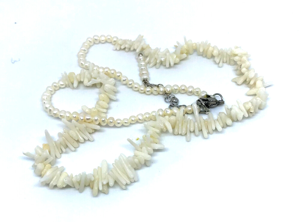 Colar Choker com Coral em Gravetos Perolas e Aço Inox