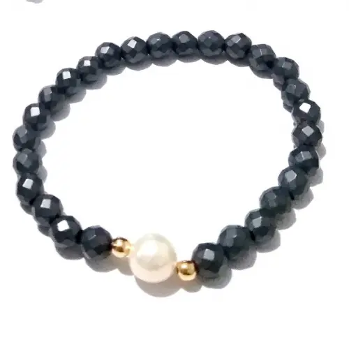 Pulseira com hematitas fosca facetadas e pérola shell