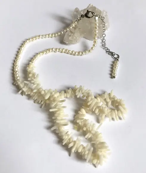 Colar Choker com Coral em Gravetos Perolas e Aço Inox