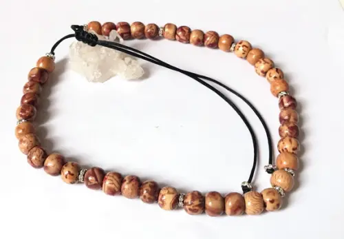 Choker Colar Ajustavel com Madeira Decorada e Fio de Seda