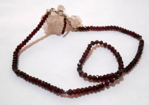 Colar Choker com Granadas Facetadas em Rondell