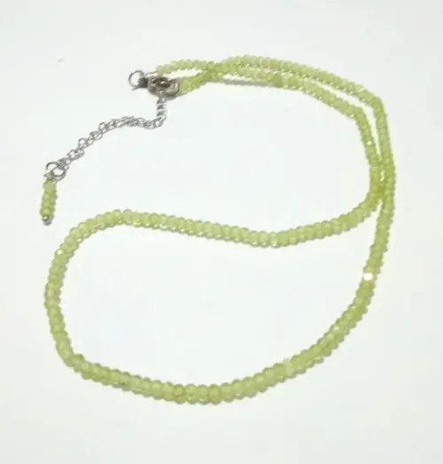 Choker Colar com Peridotos Facetadas e Fecho em Aço Inox