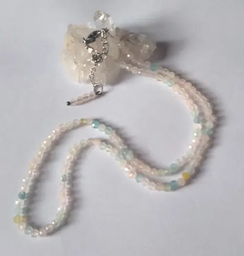 Choker Colar com Morganitas Facetadas e Fecho em Aço Inox