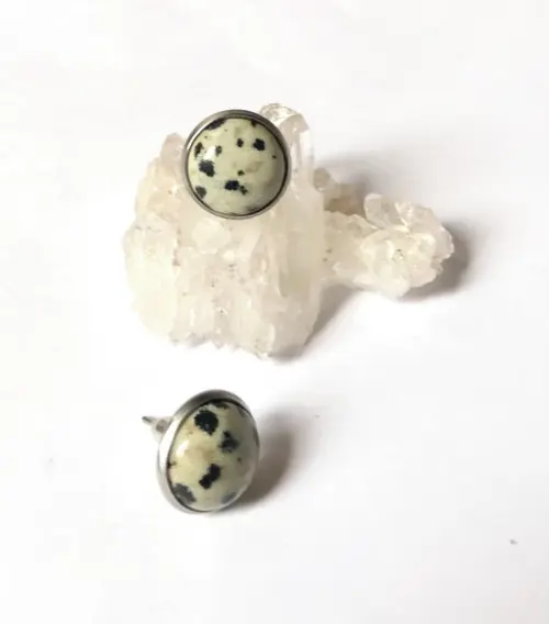 Brinco Jaspe Dalmata Cabochão e Pino de Aço Inox