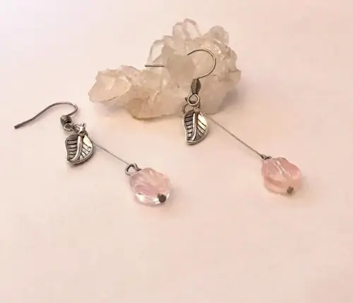 Brinco Flor de Cristal Rosa Claro e Aço Inox