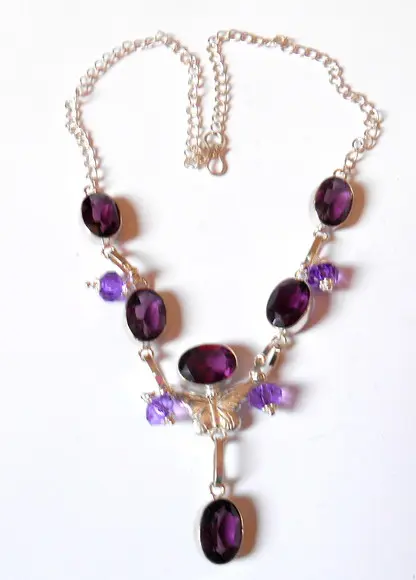 Colar Prateado com Cristais Roxo Ametista