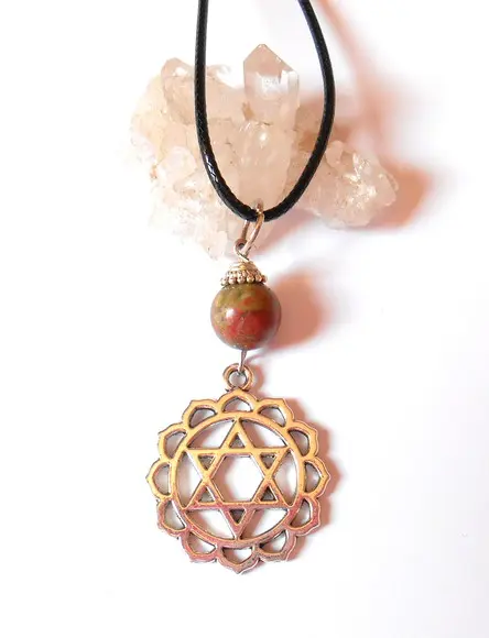 cordão colar com Unakita e simbolo 4° chakra