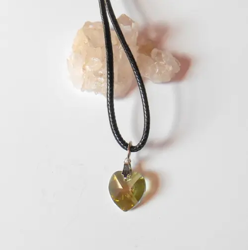 cordão colar com cristal coração