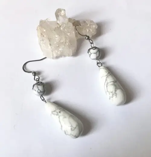 Brinco com Gota Howlita e Gancho em Aço Inoxidável