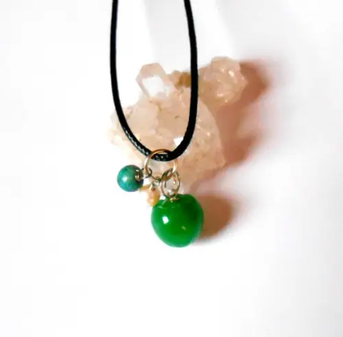 Cordão Colar com Pingente Maçã de Jade Verde e Pérola