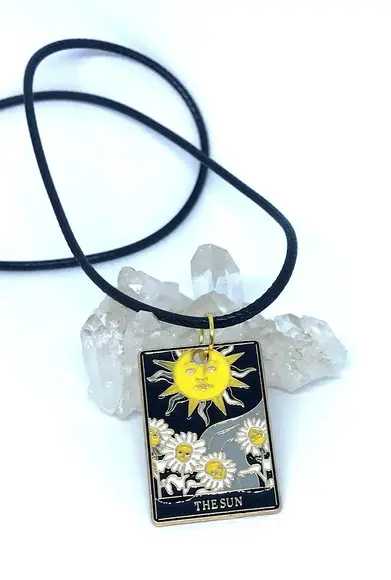 Cordão Colar com Cartas de Tarot Esmaltado Metal em Dourado