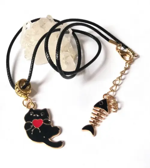 Cordão Colar com Gatinho Preto e Peixe em Dourado