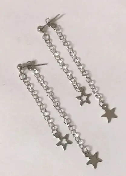 Brinco Aço Inox com Correntes e Estrelas
