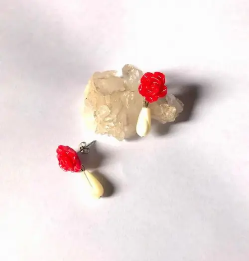 Brinco Flor Vermelha, Gota de Madreperola e Aço Inox