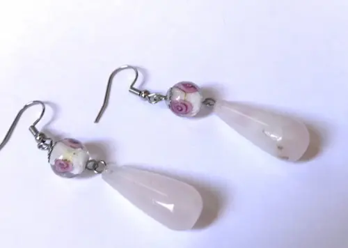Brinco com Gota Quartzo Rosa e Gancho em Aço Inoxidável