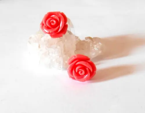 Brinco Mini Flor Resina e Pino Aço Inoxidavel