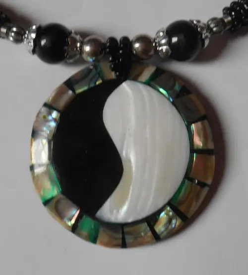 Colar com Pingente Esotérico Yin Yang e Madrepérola