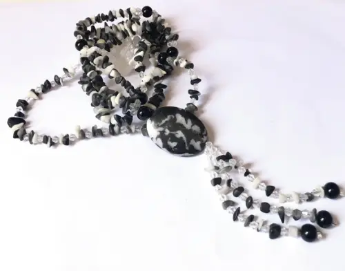 Colar com Contas Resina Preta e Branco