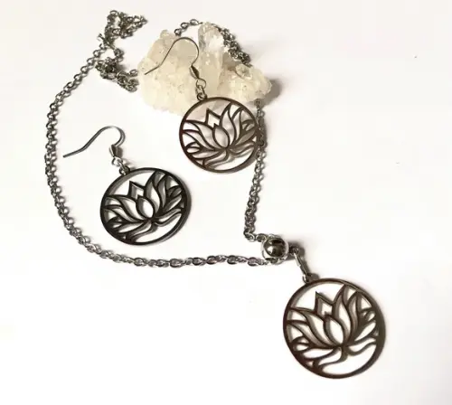 Conjunto Brincos e Corrente com Pingente em Aço Inox Lotus