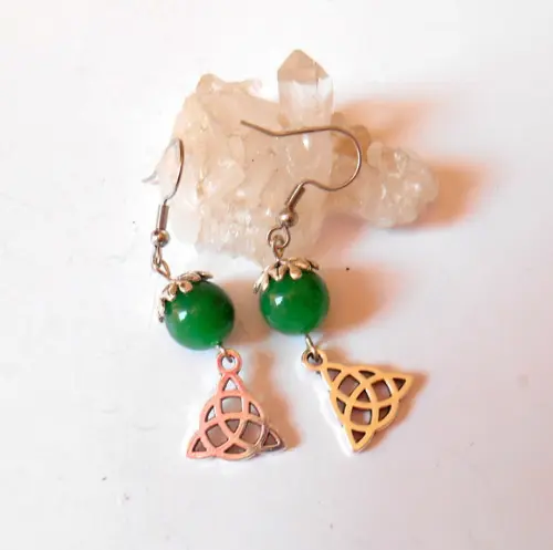 Brinco com Ágata verde e triquetra