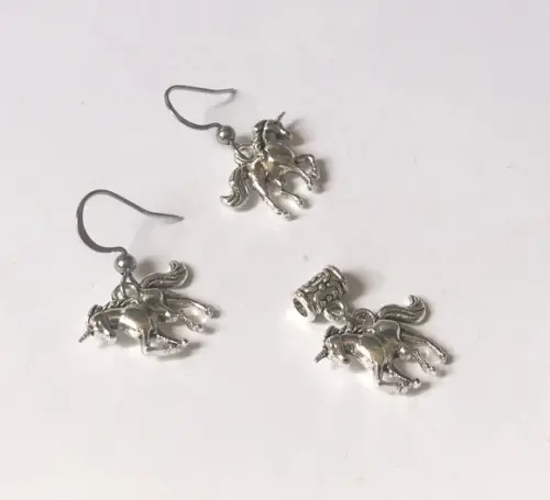 Conjunto Brinco e Pingente Cavalo em Liga e Gancho em Inox