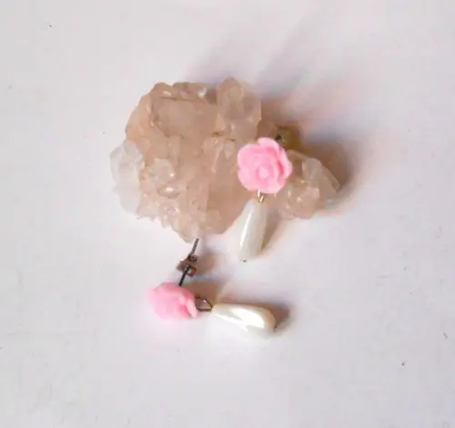 Brinco Flor Rosa, Gota de Madreperola e Aço Inox