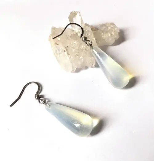 Brinco com Gota Opalita e Gancho em Aço Inoxidável
