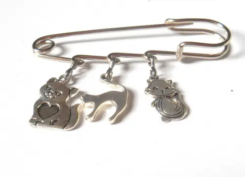 Broche Alfinete Prateado com Gatos Modelo Alfinete
