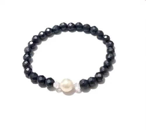 Pulseira com hematitas fosca facetadas e pérola shell