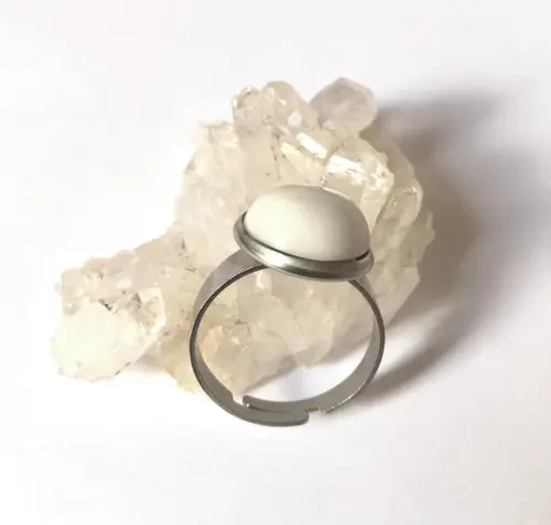 Anel Ajustável em Aço Inox com Agata Branca Cabochão