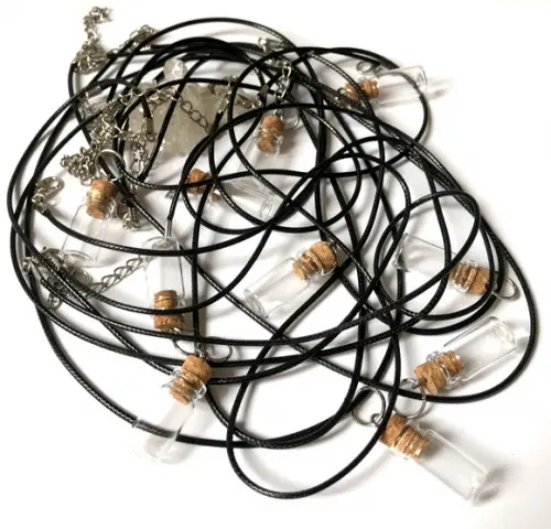 Kit com 10 Colares com Garrafinhas de Vidro com Tampinha