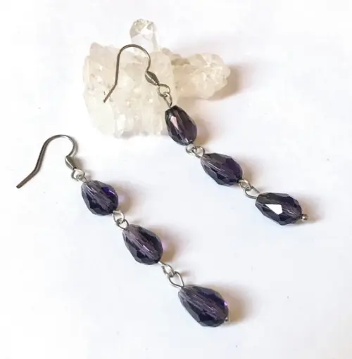 Brinco Cristal Roxo Facetado em Gota e Acabamento em Inox