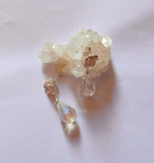 Brinco Pino em Prata 925 Modelo Flor com Gota de Cristal