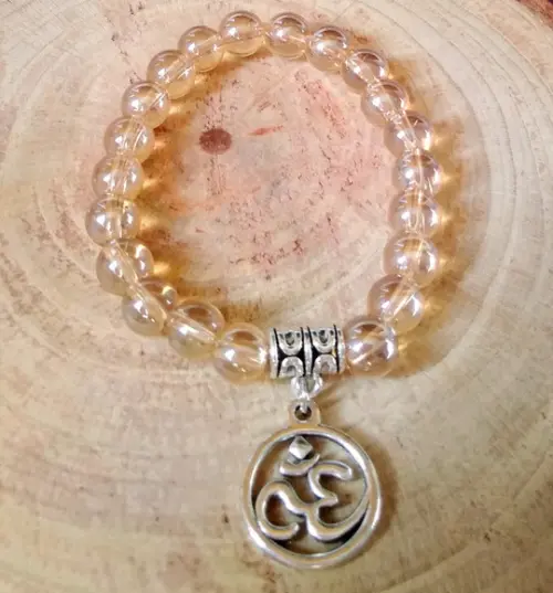 Pulseira Japamala 21 Contas Murano Ambar e Simbolo Om