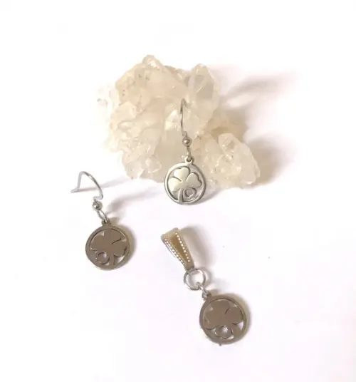 Conjunto Brincos e Pingente em Aço Inox Trevo da Sorte