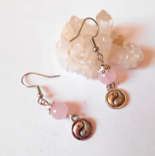 Brinco com quartzo rosa e simbolo yin yang