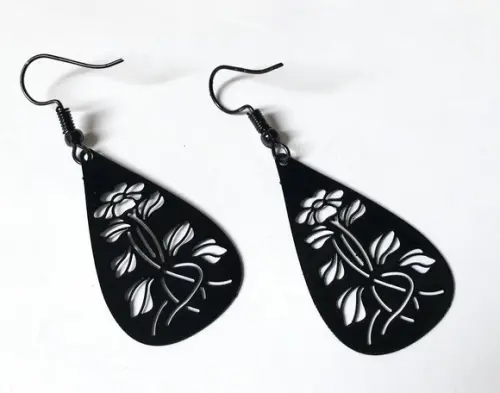 Brinco Gota Negra com Desenho de Flores e Gancho Preto