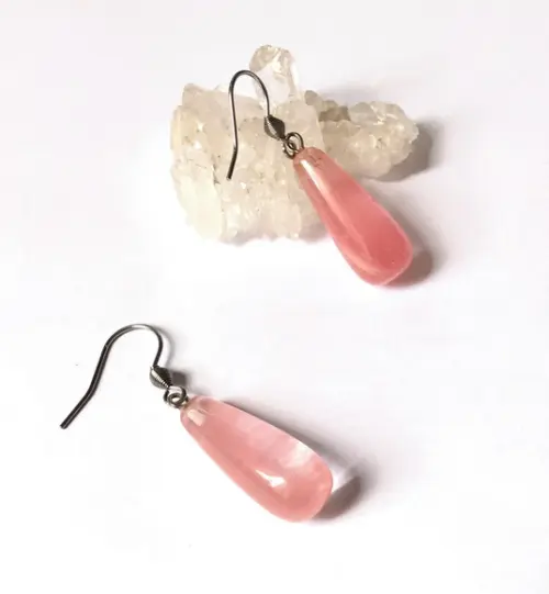 Brinco com Gota Cristal Cherry e Gancho em Aço Inoxidável