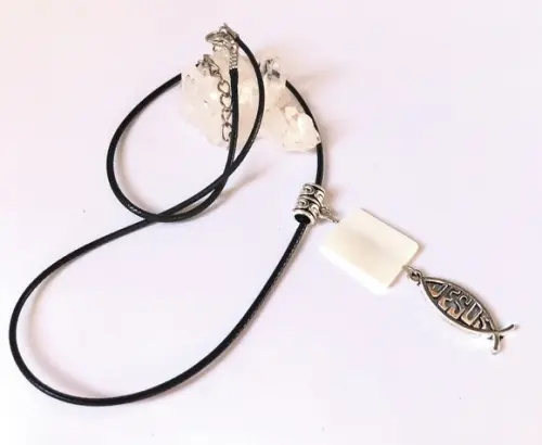 Cordão Colar com Madreperola e Palavra Jesus