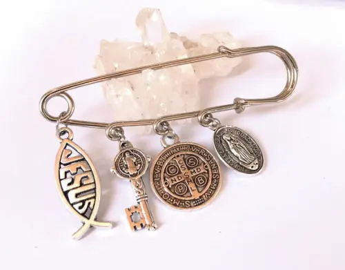 Broche com Pingentes Religiosos Jesus, Sao Benedito.......