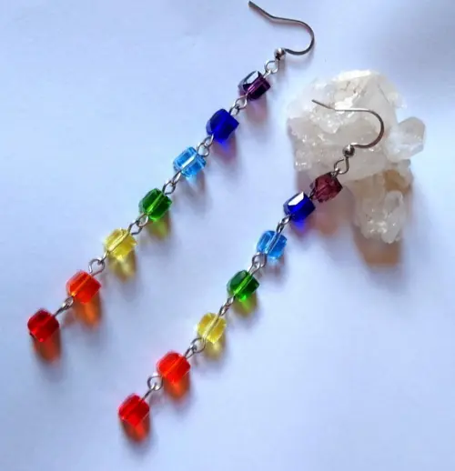 Brinco gancho com Cristais cubinhos 7 chakras