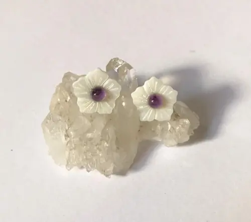 Brinco Flor de Madre Perola com Miolo de Ametista e Aço Inox