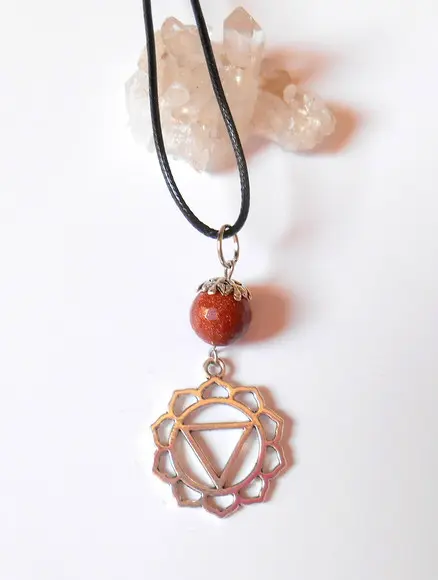 cordão colar com pedra do sol simbolo 3° chakra